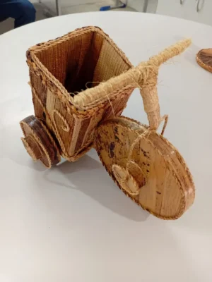 Carroçarte Sustentável – Miniatura Rústica em Bambu e Fibra de Bananeira