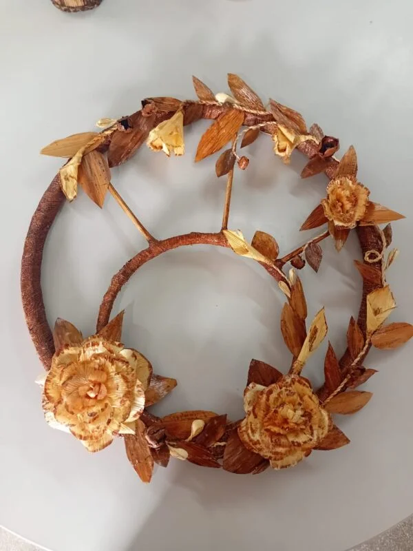 produto6 Coroa Artesanal Grega em Bambu e Fibra de Bananeira – Elegância Natural com Espírito Clássico