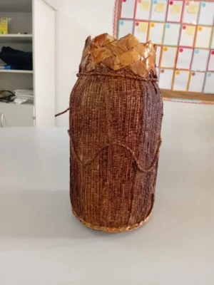 Jarro de flores com fibras de bananeira e laminados de bambu